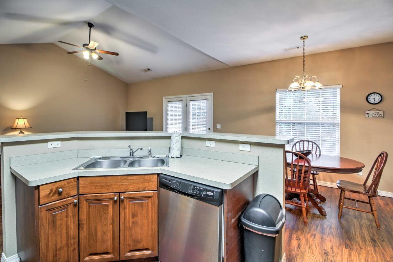 Branson Home With Deck Walk To The Strip And Creek! Extérieur photo